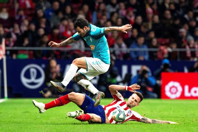 维尼修斯庆祝当选年度最佳球员 把World拼成word