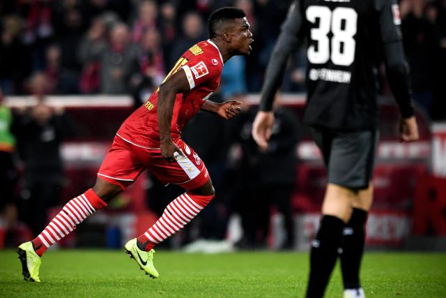 C罗庆祝击败达马克：打进2球全取3分